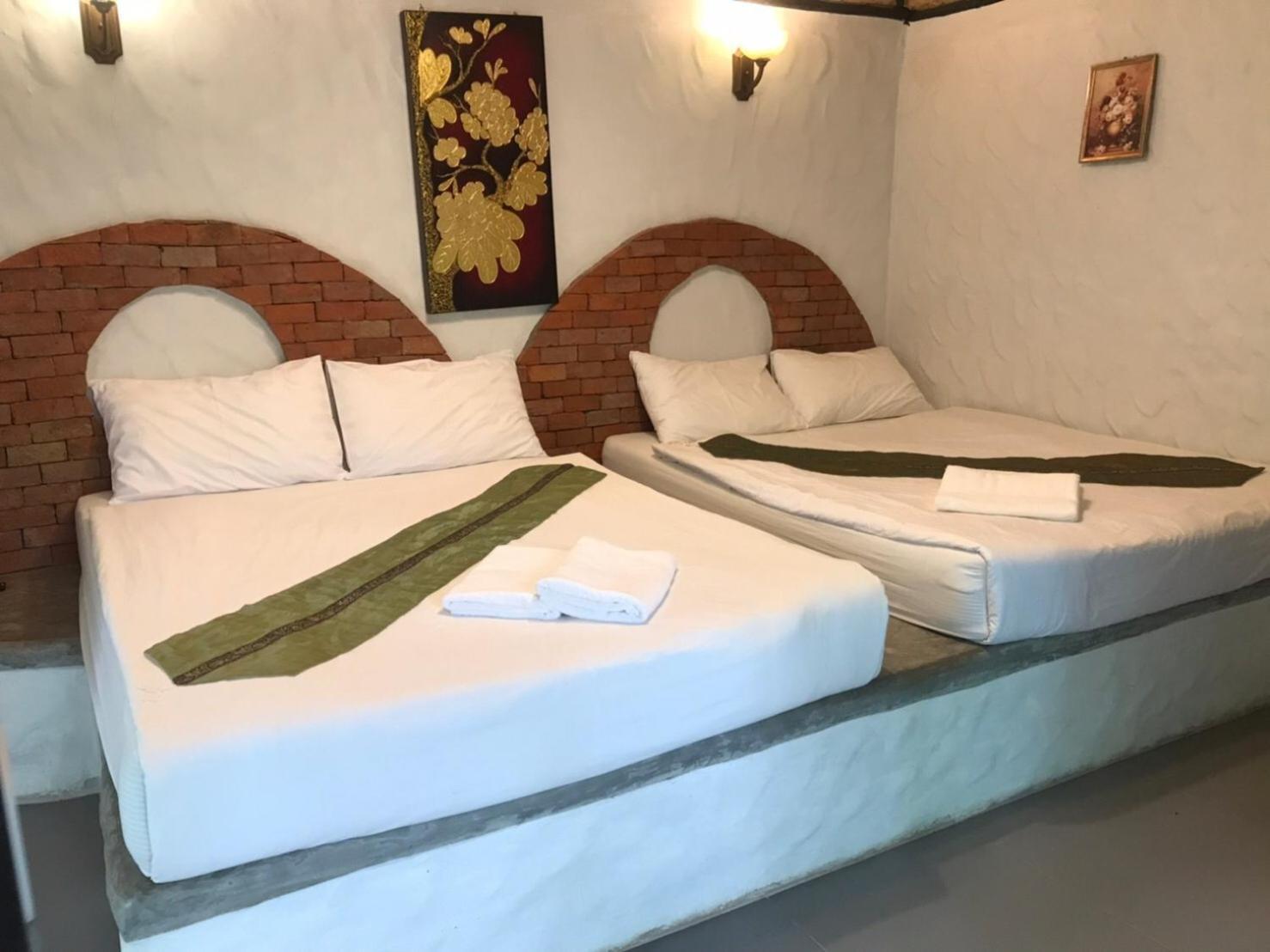 Hotel Baan Pong Tara Suan Phueng Exterior foto