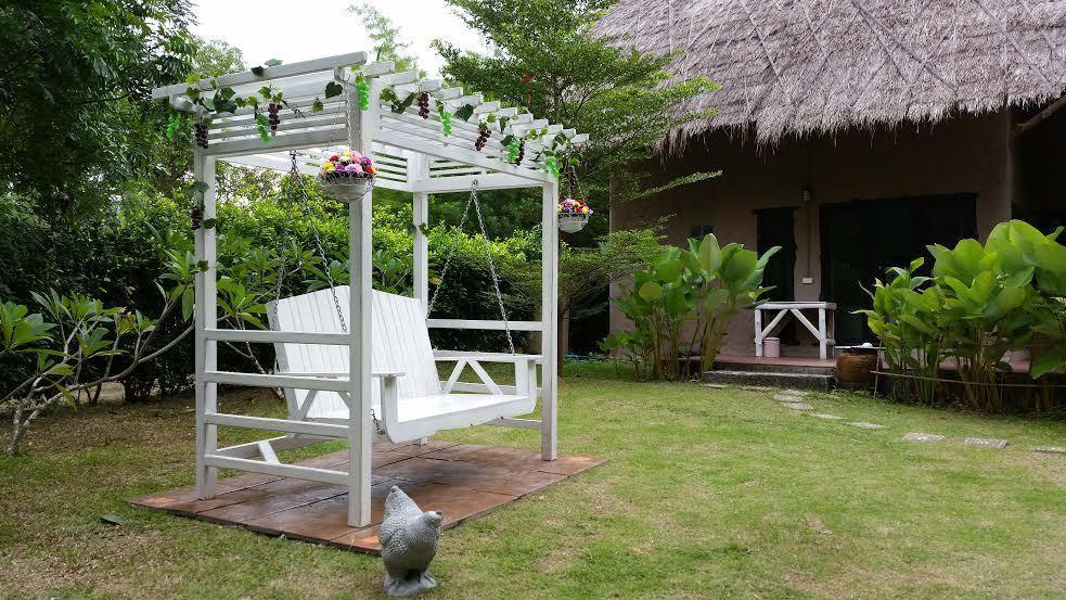 Hotel Baan Pong Tara Suan Phueng Exterior foto