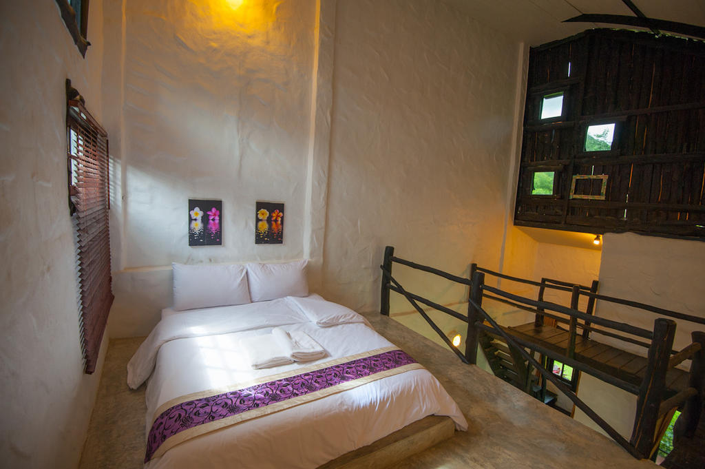 Hotel Baan Pong Tara Suan Phueng Habitación foto