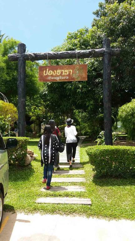 Hotel Baan Pong Tara Suan Phueng Exterior foto