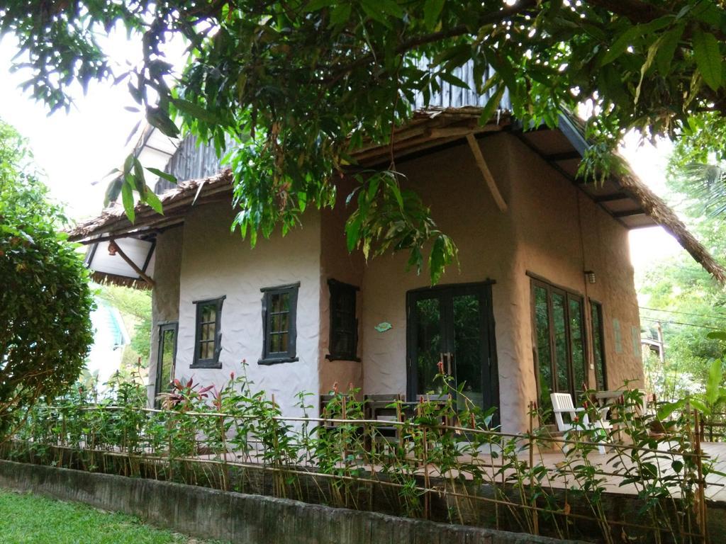 Hotel Baan Pong Tara Suan Phueng Exterior foto