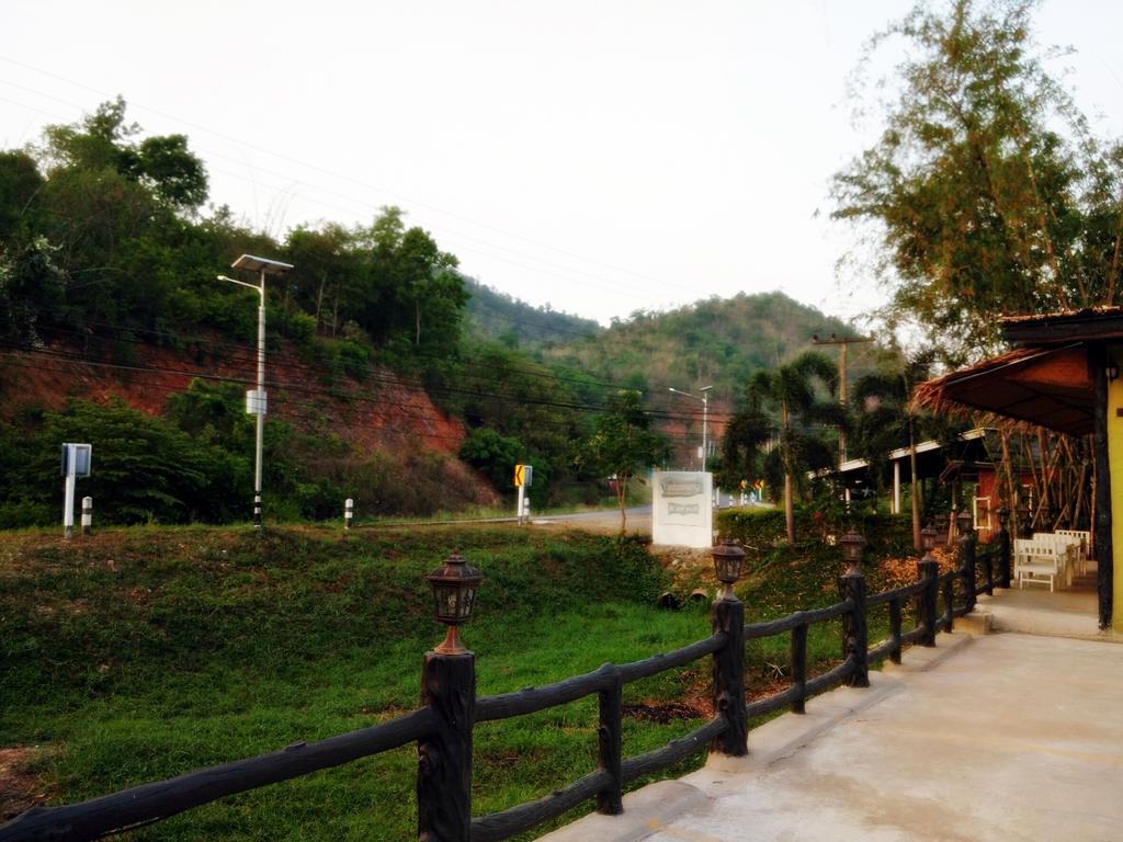 Hotel Baan Pong Tara Suan Phueng Exterior foto